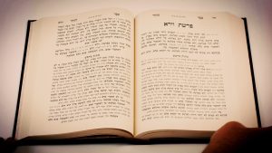 פירוש מקיף וברור לספר הזוהר הקדוש עם הסברים פשוטים ומבואות עיוניים, והפניות למקורות נוספים עבור לומדים מתחילים ומתקדמים